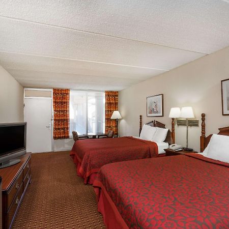 Days Inn By Wyndham Hurricane Mills Buitenkant foto