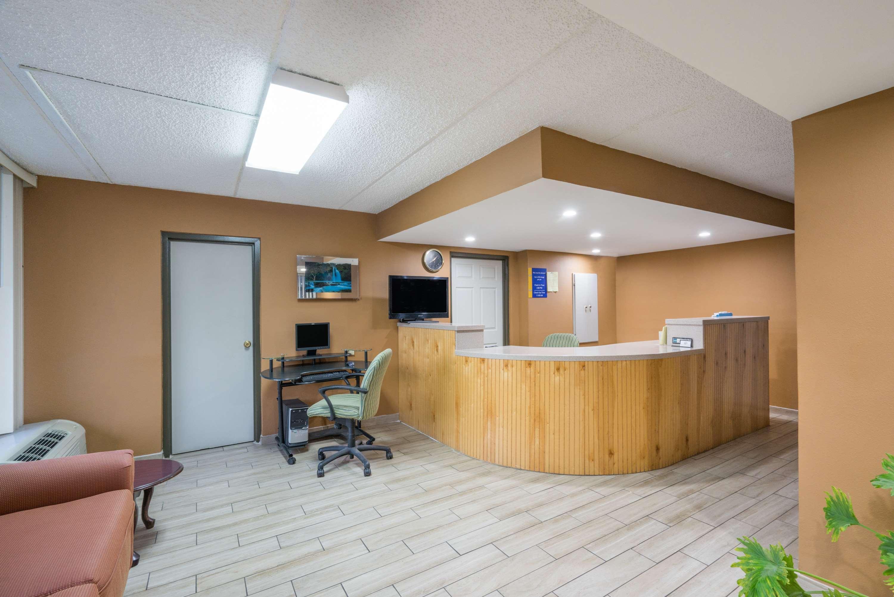 Days Inn By Wyndham Hurricane Mills Buitenkant foto