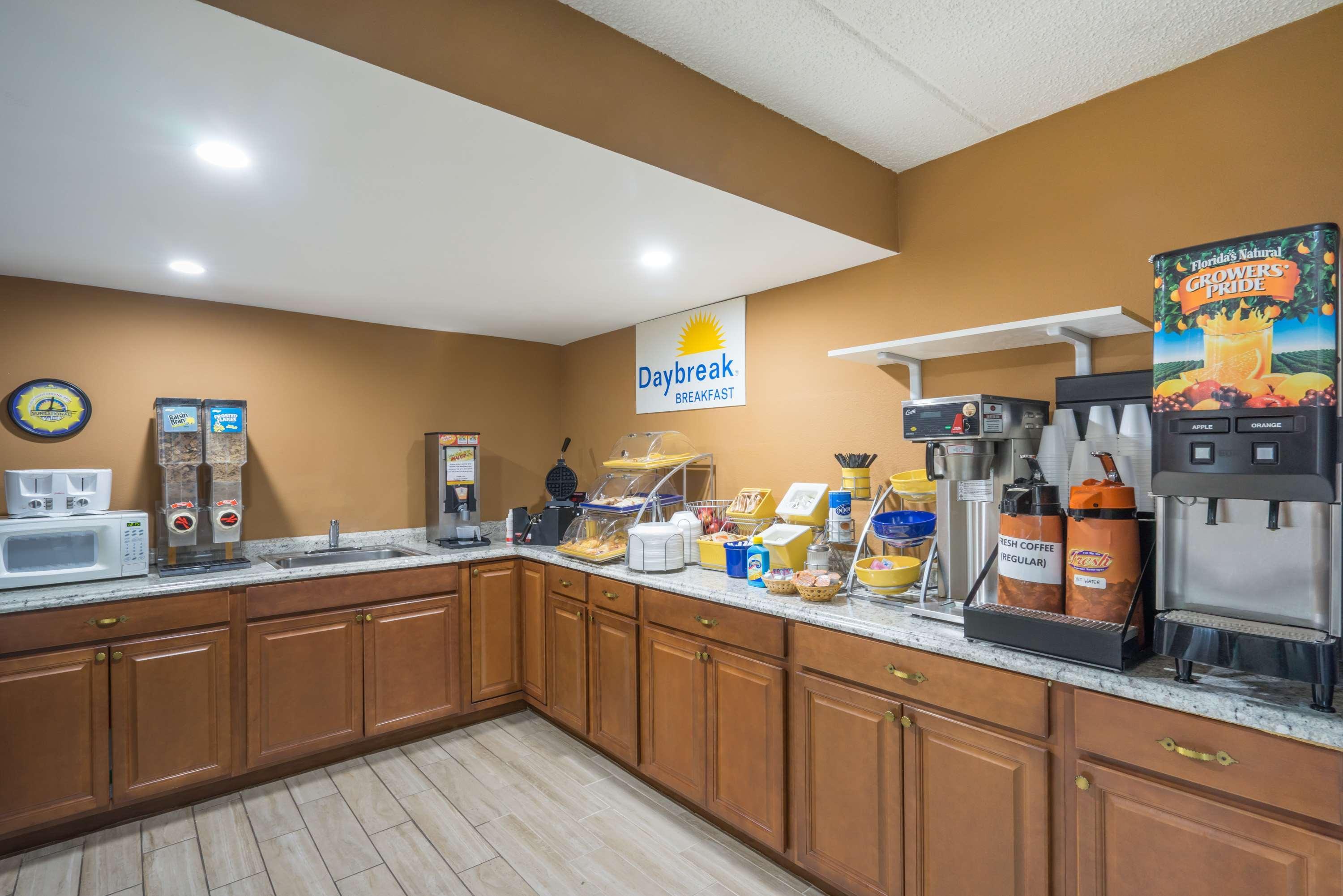 Days Inn By Wyndham Hurricane Mills Buitenkant foto