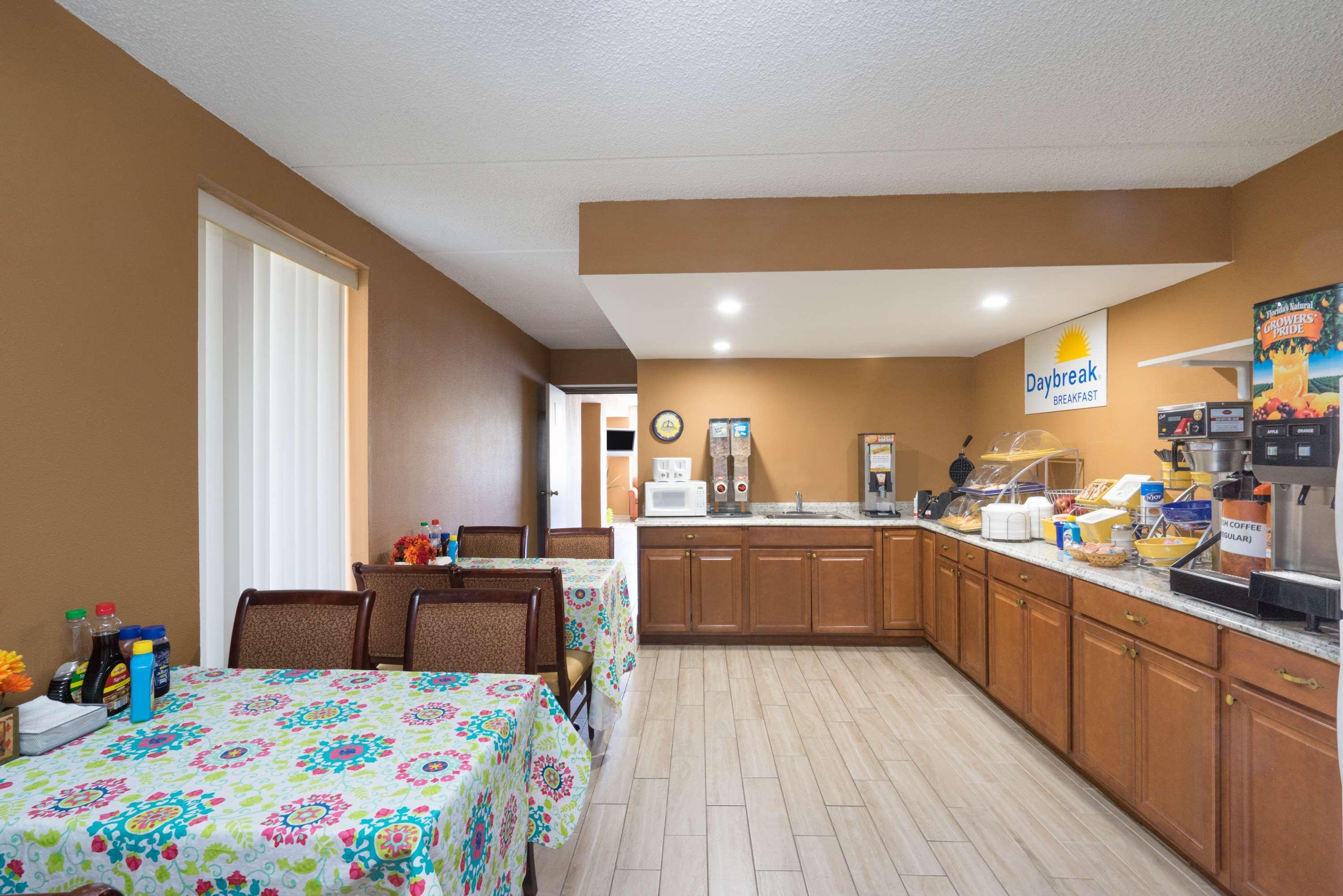 Days Inn By Wyndham Hurricane Mills Buitenkant foto