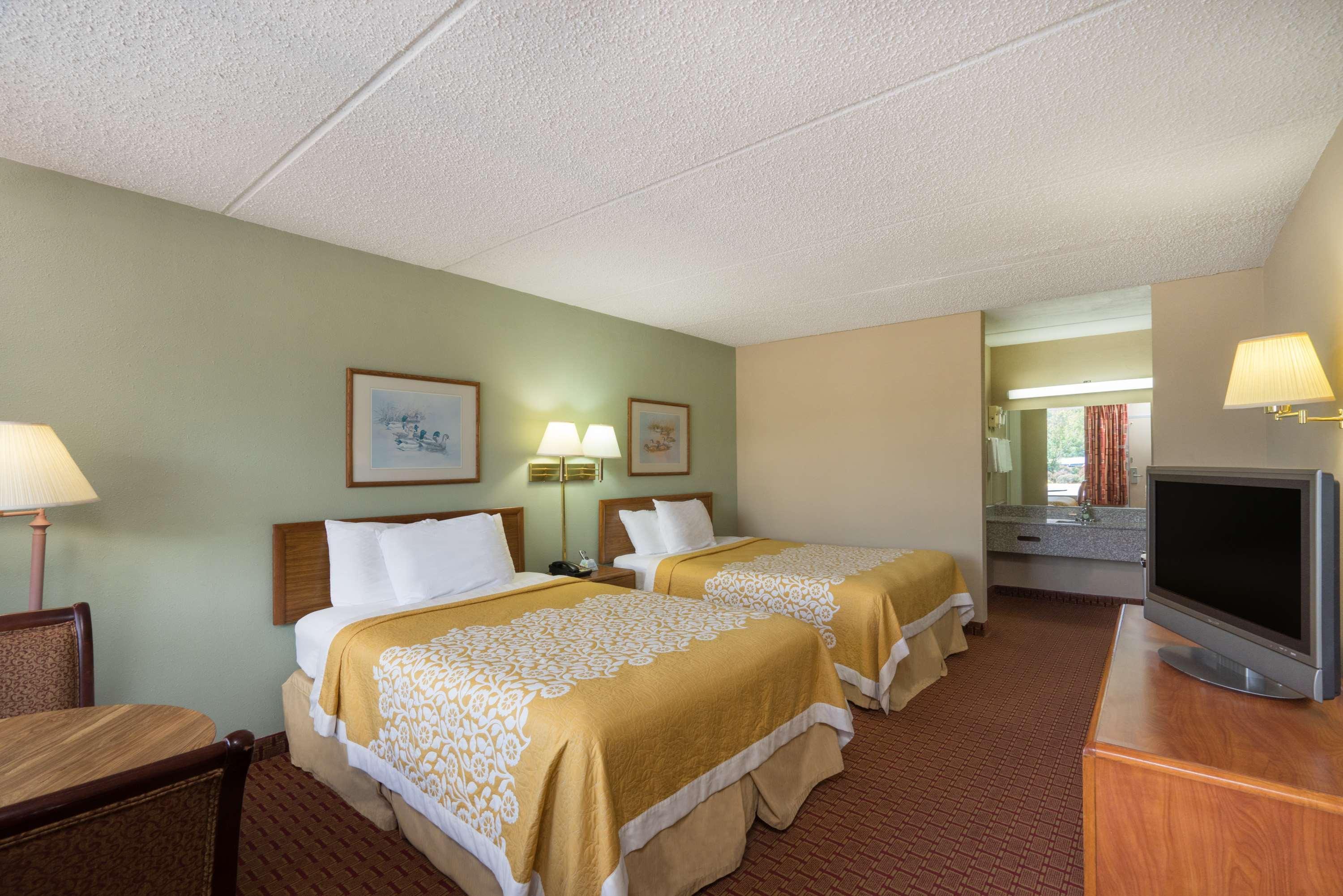 Days Inn By Wyndham Hurricane Mills Buitenkant foto