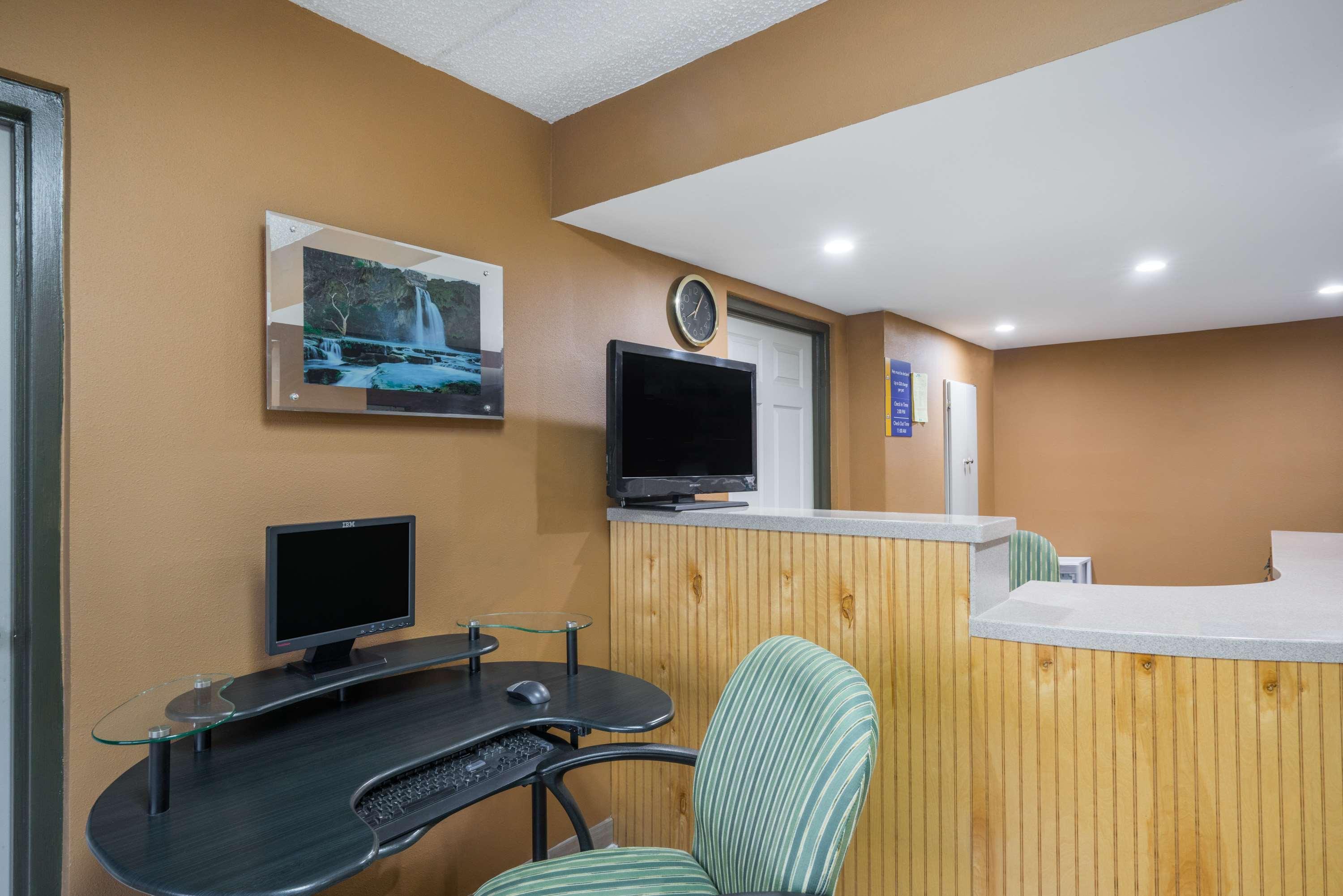 Days Inn By Wyndham Hurricane Mills Buitenkant foto