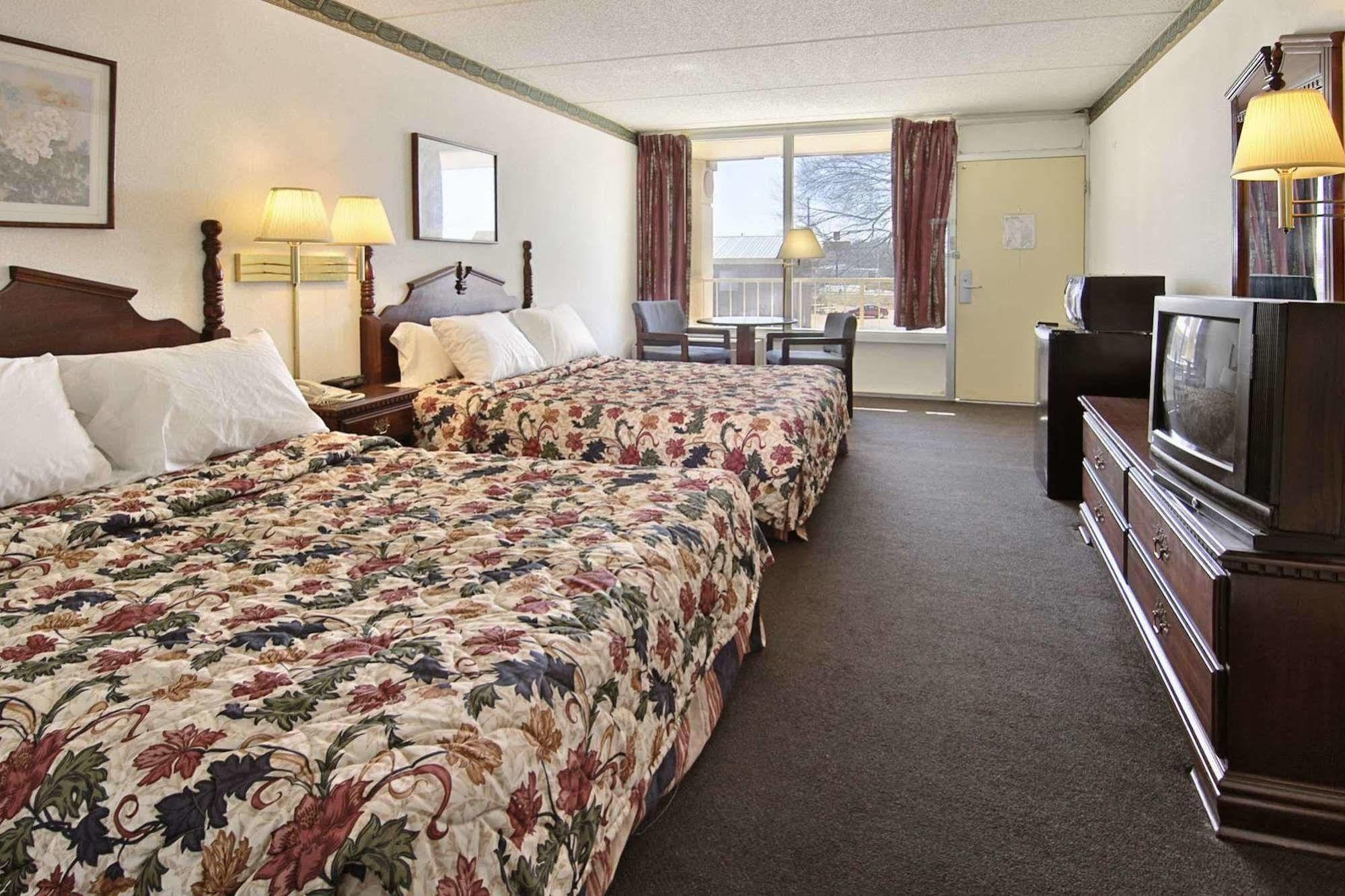 Days Inn By Wyndham Hurricane Mills Buitenkant foto