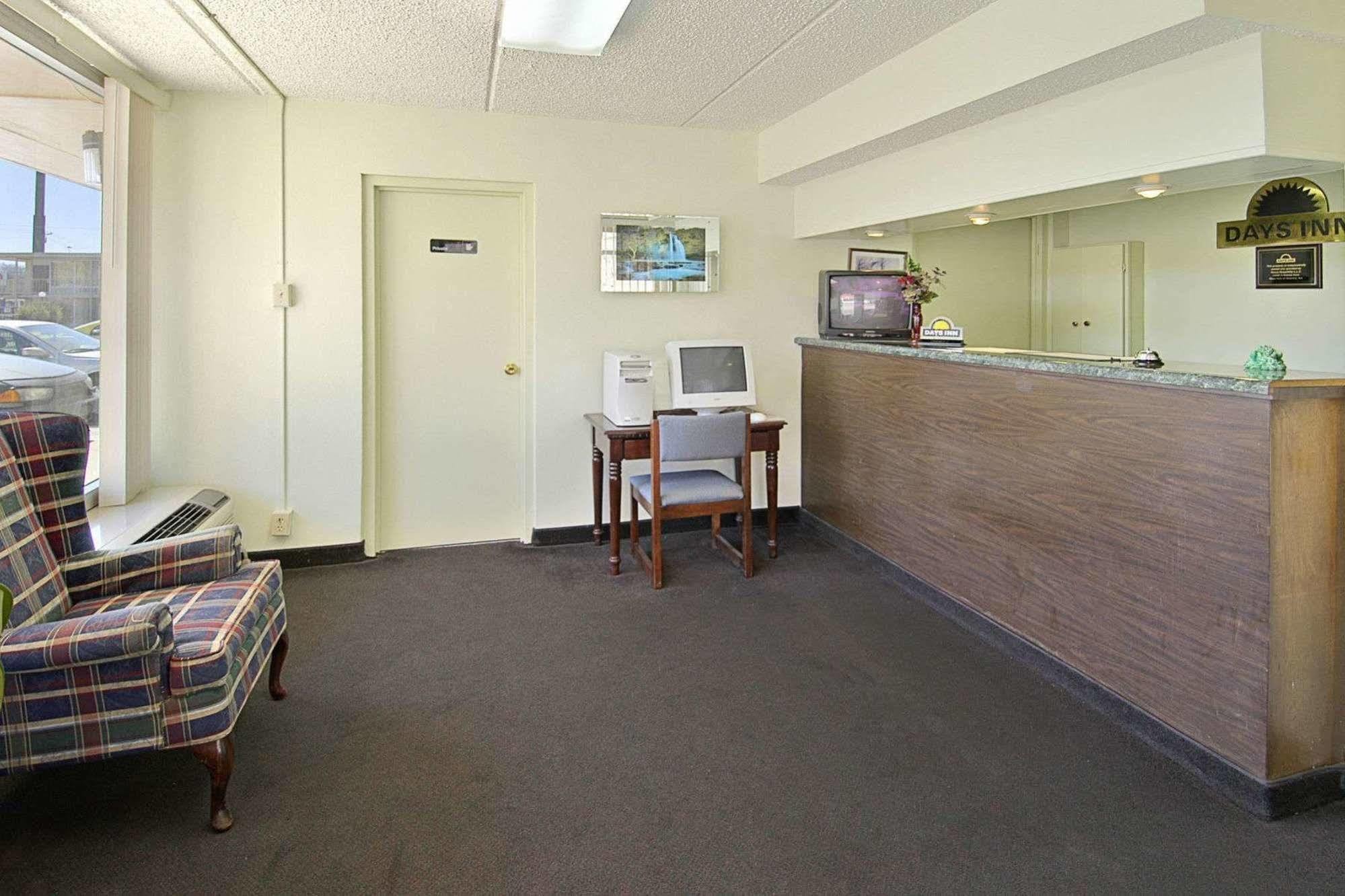 Days Inn By Wyndham Hurricane Mills Buitenkant foto