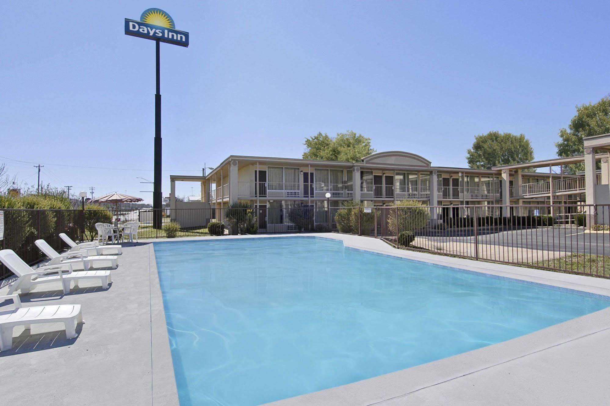 Days Inn By Wyndham Hurricane Mills Buitenkant foto